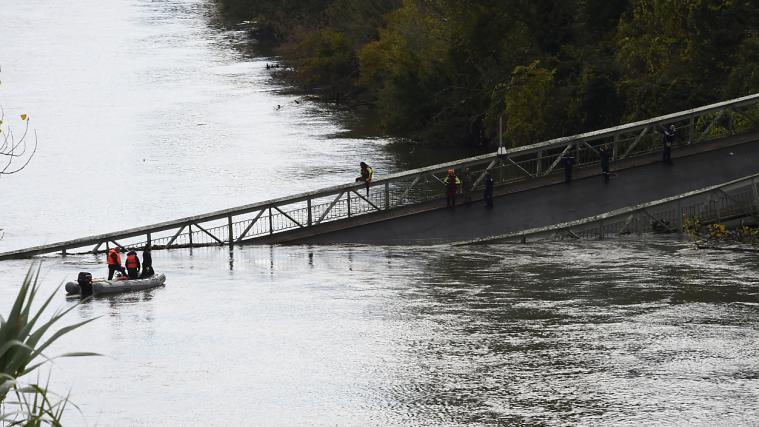 Beim Einsturz dieser Brücke in der Nähe von Toulouse starb mindestens eine Person.