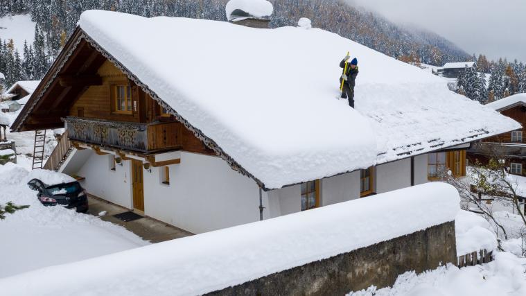 Beim Schneeschaufeln am Dach ist größte Vorsicht geboten.