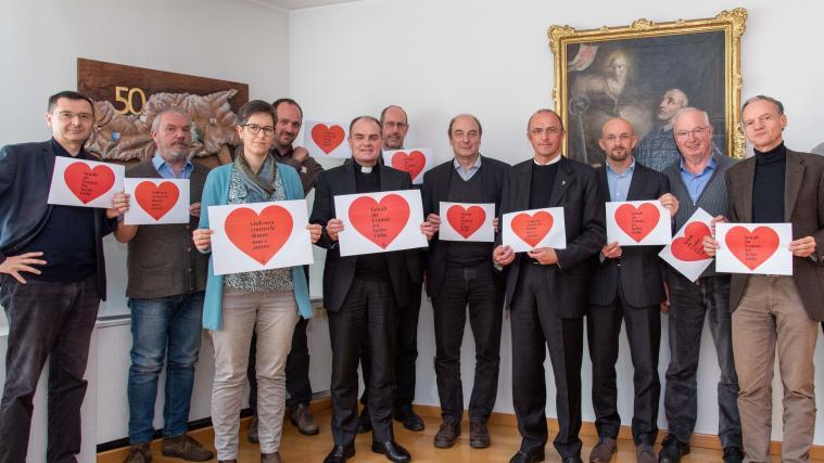 Bischof Ivo Muser, Amtsleiterin Johanna Brunner sowie die Amtsleiter der Diözese beteiligen sich am Aktionstag zur Beseitigung von Gewalt gegen Frauen.