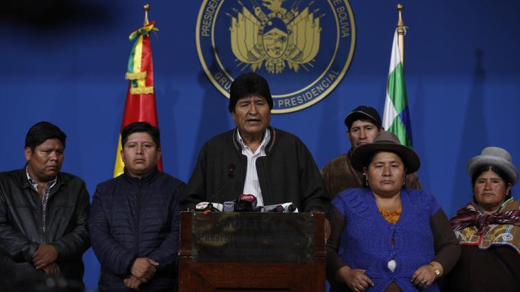 Boliviens Staatschef Evo Morales hat bei einer Pressekonferenz in der Militärbasis von El Alto seinen Rücktritt angekündigt, dabei aber auch von Putsch gesprochen.