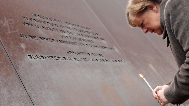 Bundeskanzlerin Angela Merkel entzündete eine Kerze in Erinnerung an den Mauerfall.