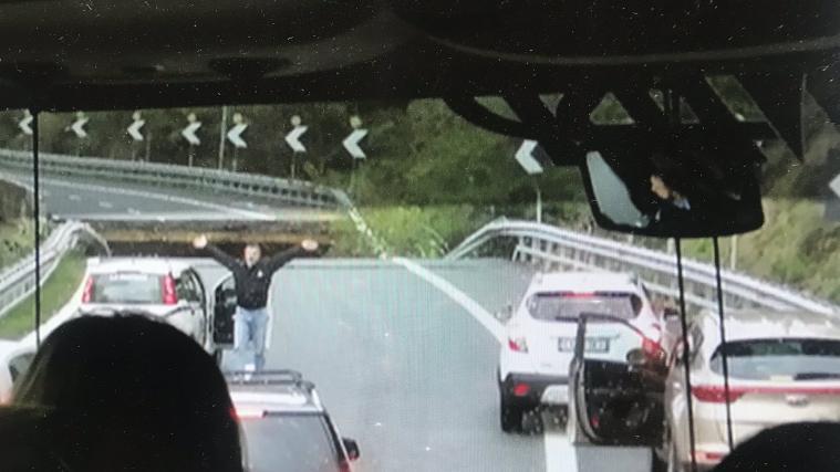 Daniele Cassol warnte die nachkommenden Autos und einen Fernbus.