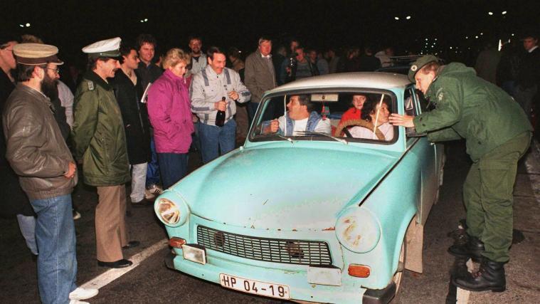 Das Archivbild vom 10.11.1989 zeigt, wie ein Beamter des Bundesgrenzschutzes einem DDR-Autofahrer am Grenzübergang Helmstedt eine Auskunft gibt.
