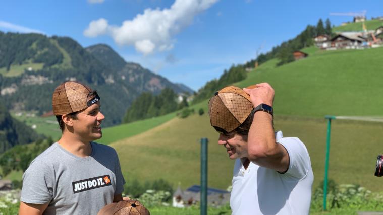 Das KAPL wird in Handarbeit aus Nuss-Holz und Kirsch-Holz hergestellt.