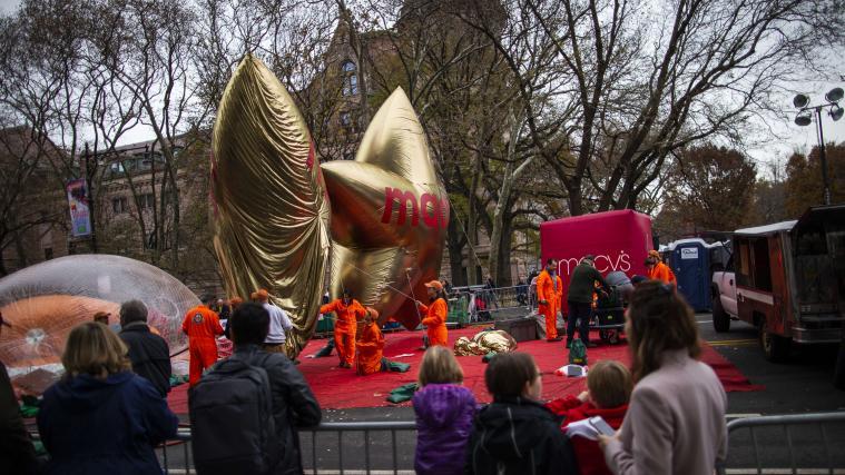 Das traditionelle Aufblasen riesiger Luftballons ist eine Attraktion.