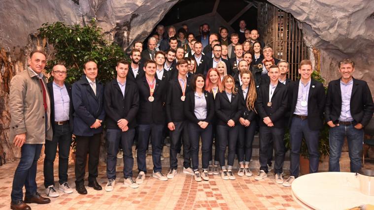Das WorldSkills-Team mit den Ehrengästen im Felsenkeller.