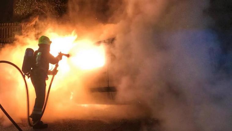 Der 22-Jährige dürfte auch beim Löschen der von ihm gelegten Brände als Feuerwehrmann im Einsatz gewesen sein.