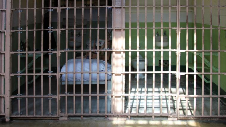 Der 57-jährige Tatverdächtige befindet sich in Haft; er soll als 17-Jähriger eine 15-Jährige missbraucht und getötet haben.