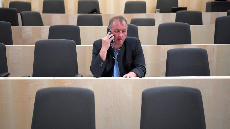 Der Abgeordnete Wolfgang Zanger (FPÖ) vor Beginn einer Sitzung des Nationalrates.