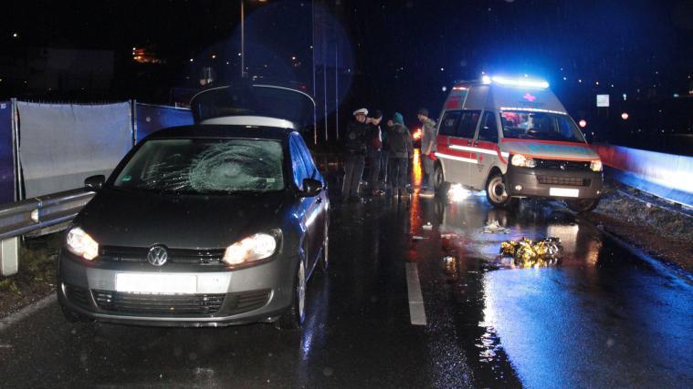 Der Fußgänger wurde gegen die Windschutzscheibe auf Fahrerseite und dann auf die Straße geschleudert.