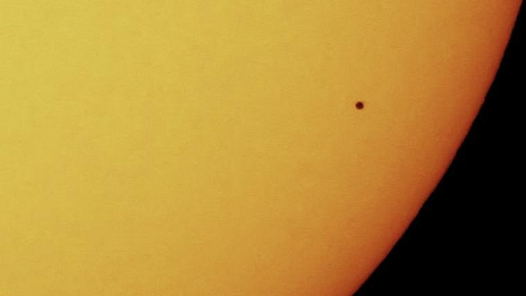 Detail der Sonne mit dem vorübergehend davor liegenden Merkur.