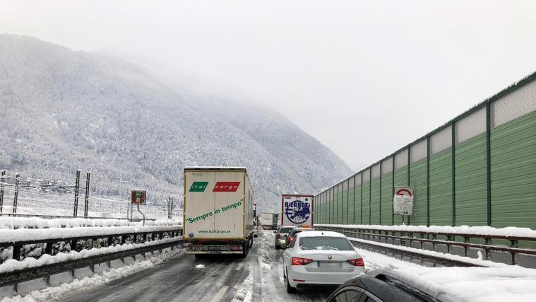Die A22 will bei Schnee weniger Lkws auf die Autobahn lassen.