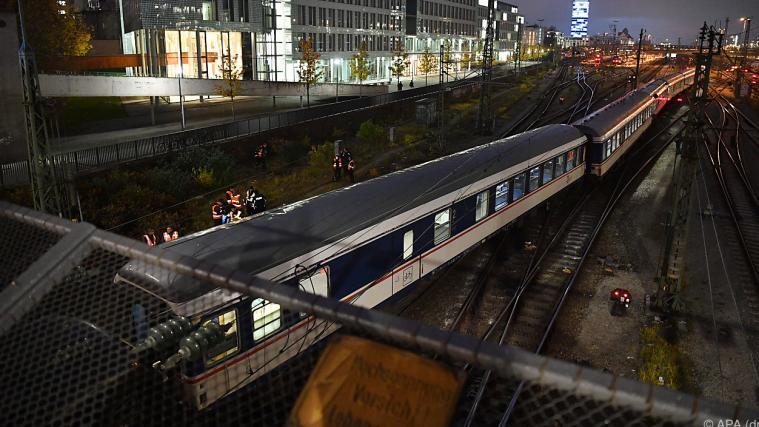 Die Bahn entgleiste an der Münchner Hackerbrücke.
