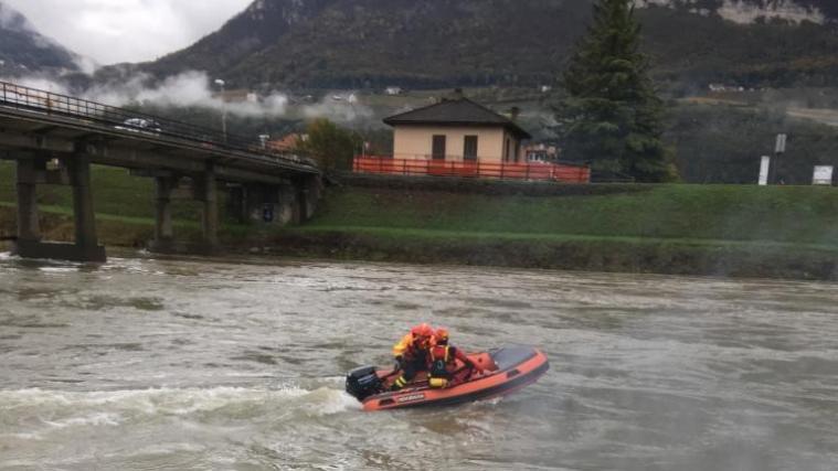 Die Bootsbesatzung der FFW Neumarkt beim Einsatz auf der Etsch.