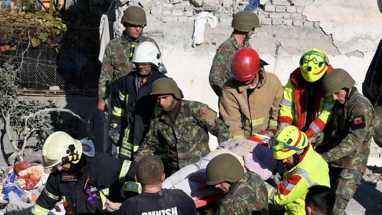 Die Europäische Union hat bisher drei Such- und Rettungsteams mobilisiert, die nach Albanien entsandt werden, um die albanischen Behörden bei ihren Such- und Rettungseinsätzen zu unterstützen.