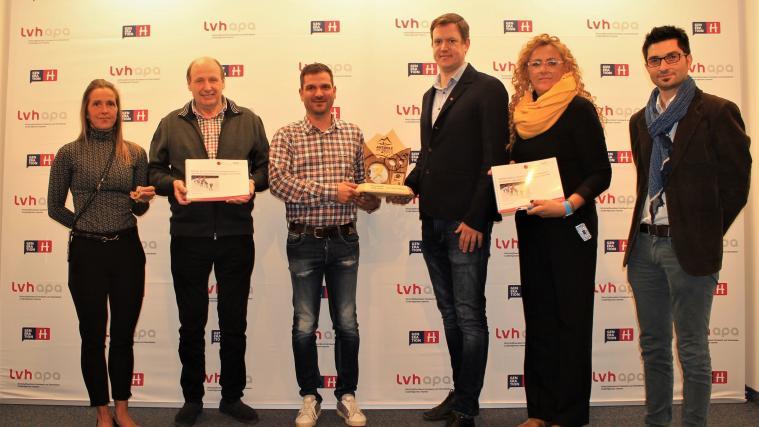 Die Fachjury präsentiert die Siegertrophäe der Biathlon-WM. Von links Daniela Bortolon (lvh-Vorstandsmitglied), Rudolf Wieser (OK-Vizepräsident), Lorenz Leitgeb (OK-Präsident), Martin Haller (lvh-Präsident), Erika Pallhuber (Generalsekretärin) und Martin Oberhauser (Studio Oberhauser).