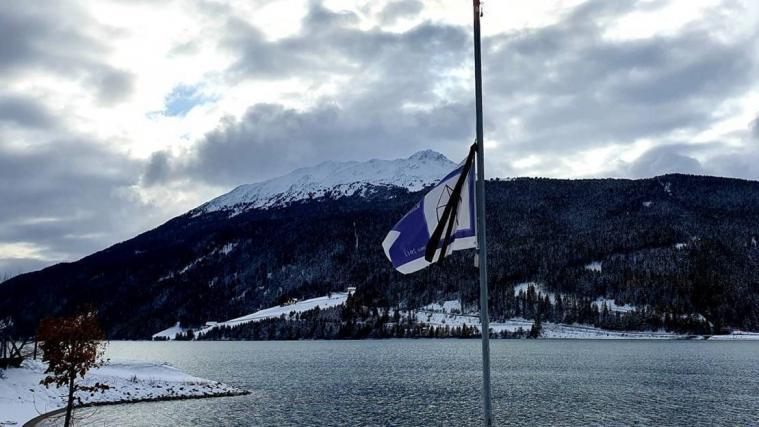 Die Fahne des Segelvereins Reschensee weht auf Halbmast.