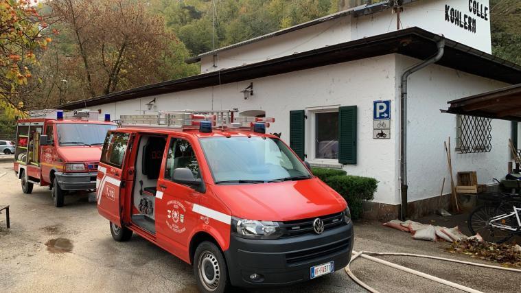 Die Feuerwehr Bozen steht im Einsatz.