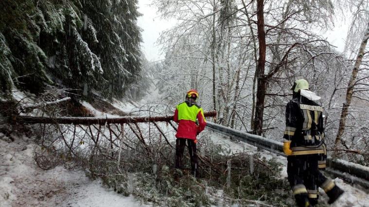 Die Feuerwehr St. Lorenzen hat alle Hände voll zu tun – auch am Kniepass.
