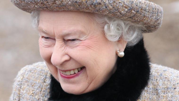 Die inzwischen 93 Jahre alte Queen Elizabeth II. trägt nur noch unechten Pelz.