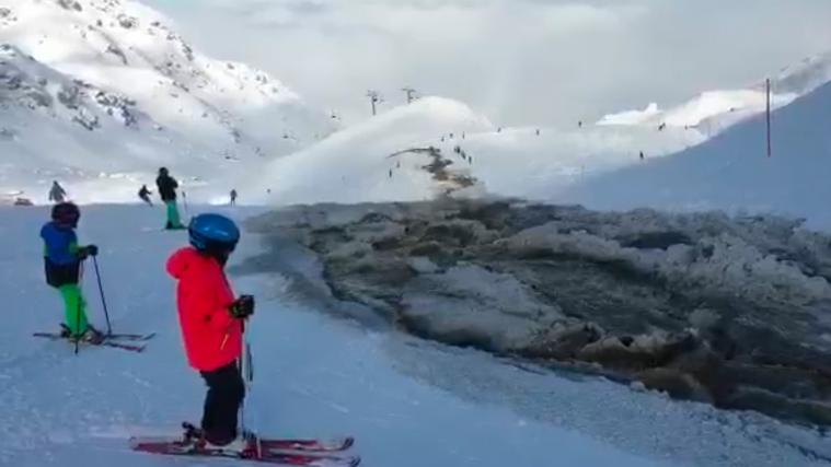 Das Wasser bahnte sich seinen Weg über die Piste: Passiert am Samstag im Zillertal.
