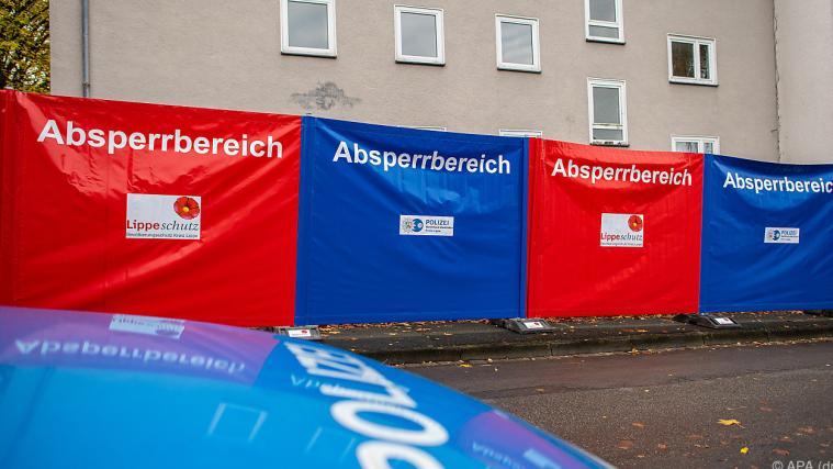 Die Polizeiermittlungen am Tatort, wo eine Jugendliche ihren Halbbruder getötet haben soll, laufen noch.