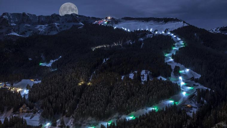 Die Saslong liefert immer wieder spektakuläre Bilder, selbst bei Nacht.