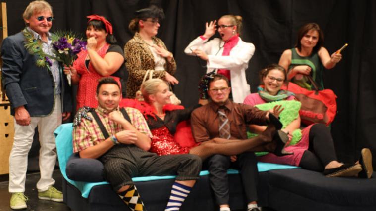 Die Theatergruppe Weitental bringt „Neurosige Zeiten“ auf die Bühne.