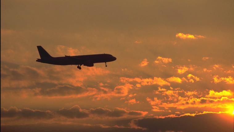 Die US-Regierung verdächtigt Mahan Air, Menschen und Material in Kriegsgebiete geflogen zu haben .