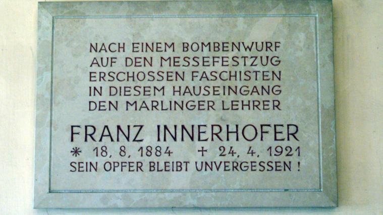 Diese Gedenktafel erinnert an den Tod von Franz Innerhofer.
