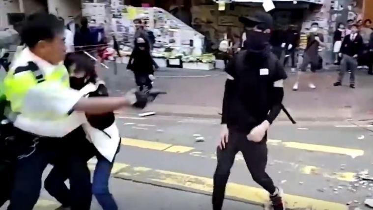 Diese Momentaufnahme zeigt den Schuss eines bedrängten Polizisten in Hongkong auf einen vor ihm stehenden Demonstranten.
