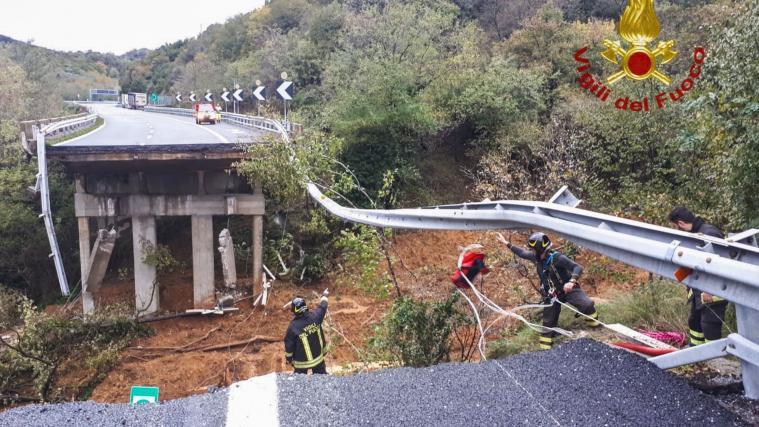 Dieses Viadukt der Autobahn A6 bei Savona wurde vollständig weggerrissen.