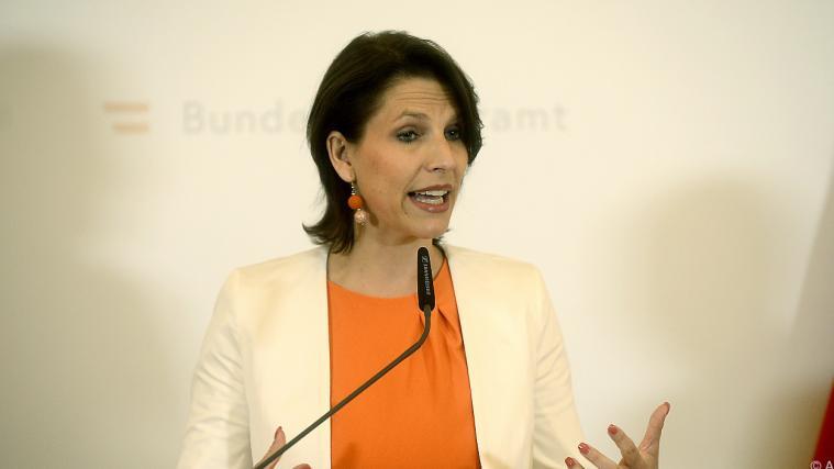 Edtstadler will mehr Sicherheit für jüdische Einrichtungen.