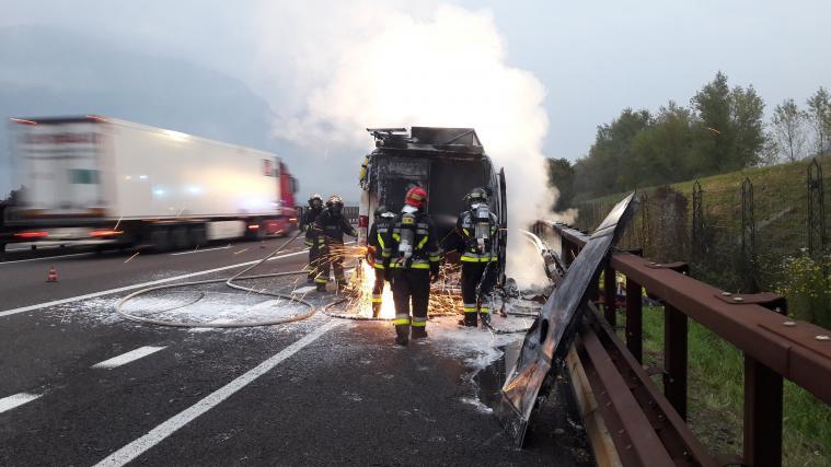 Ein Fahrzeugbrand endet glimpflich.
