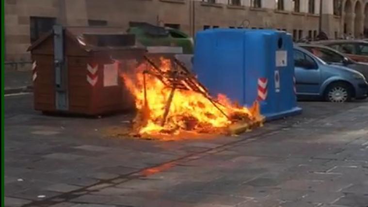 Ein Müllcontainer ist in Bozen vollständig ausgebrannt.