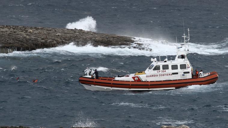 Ein Taucher lotst ein Boot der Küstenwache zu einem Ertrunkenen nahe der Küste von Lampedusa.