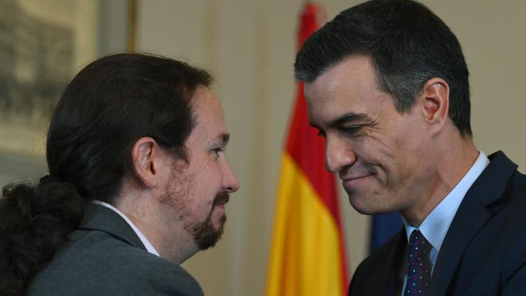 „Es handelt sich um ein vielversprechendes, aufregendes Abkommen“, sagte Pedro Sánchez (rechts) am Dienstag auf einer Pressekonferenz mit UP-Chef Pablo Iglesias nach der Unterzeichnung der Einigung im Parlament in Madrid.