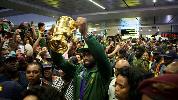 Fans empfangen Siya Kolisi und das Team am Flughafen