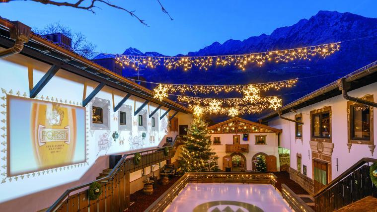Forst. Der Forster Weihnachtswald am Hauptsitz der Spezialbier-Brauerei FORST/Algund.