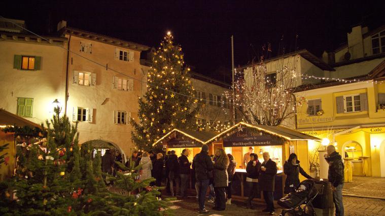 Gemütlich, idyllisch, besonders – so geht es auf Südtirols „kleinen“ Christkindlmärkten zu (im Bild Neumarkt).
