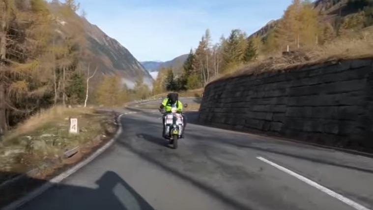Günther Schachermayr während seines blinden Ritts auf der Großglockner Hochalpenstraße.