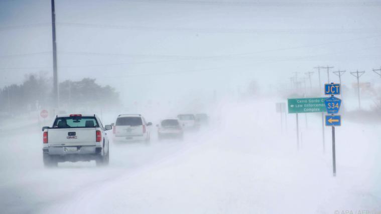Heftige Schneefälle und orkanartige Winde in den USA.