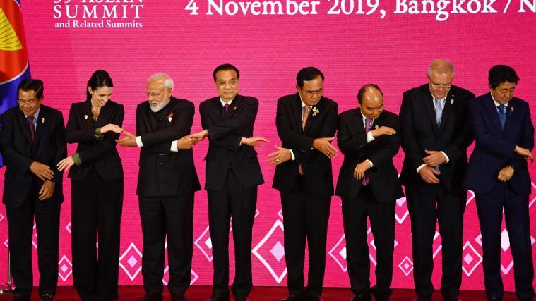 Im Bild (von links) Regierungsvertreter Hun Sen aus Kambodscha, Jacinda Ardern aus Neuseeland, Narendra Modi aus Indien, Li Keqiang auch China, Prayut Chan-O-Cha aus Thailand, Nguyen Xuan Phuc aus Vietnam, Scott Morrison aus Australien and Shinzo Abe aus Japan beim Treffen der Association of Southeast Asian Nations (ASEAN) Summit.