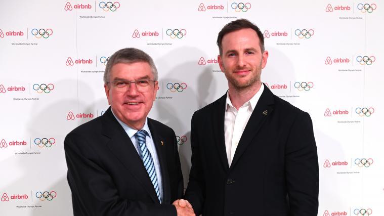 IOC-Präsident Thomas Bach (l.) und Airbnb Mitgründer Joe Gebbia verkündeten am Montag ihre Zusammenarbeit.