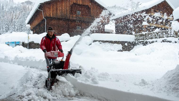 Kampf den Schneemassen: Mit einer Schneefräse räumt ein Mann eine Straße in Kalch am Großglockner.