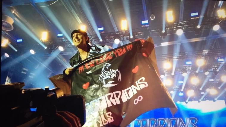 Klaus Meine, Bandleader der Scorpions, soll selber die beiden Pussy-Riot-Mitglieder zum Jubiläumskonzert in Moskau eingeladen haben.
