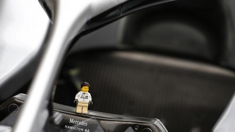 Lego-Figur im Cockpit von Lewis Hamilton.