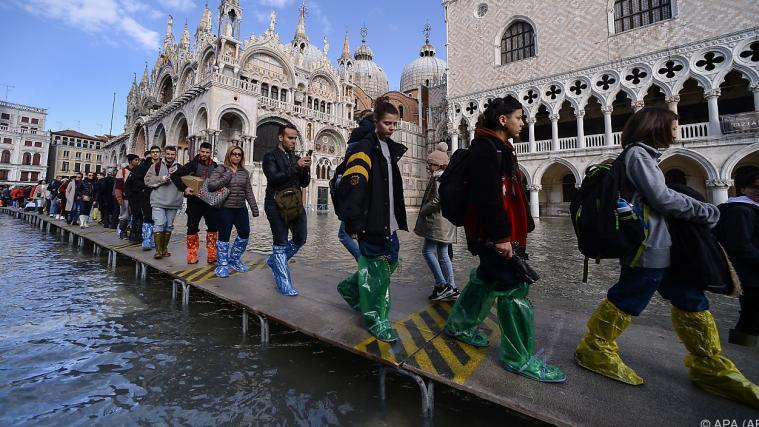 Markusplatz steht unter Wasser.