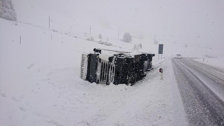 Mitten im Schnee kam der Lkw zu liegen.