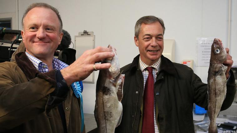 Nigel Farage (r.) wirft Premierminister Johnson Korruption vor.